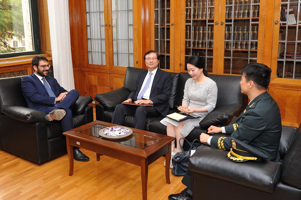 incontro-con-ambasciatore-repubblica-di-corea-angelo-tofalo-sottosegretario-ministero-della-difesa-movimento-5-stelle Jong-hyun CHOI