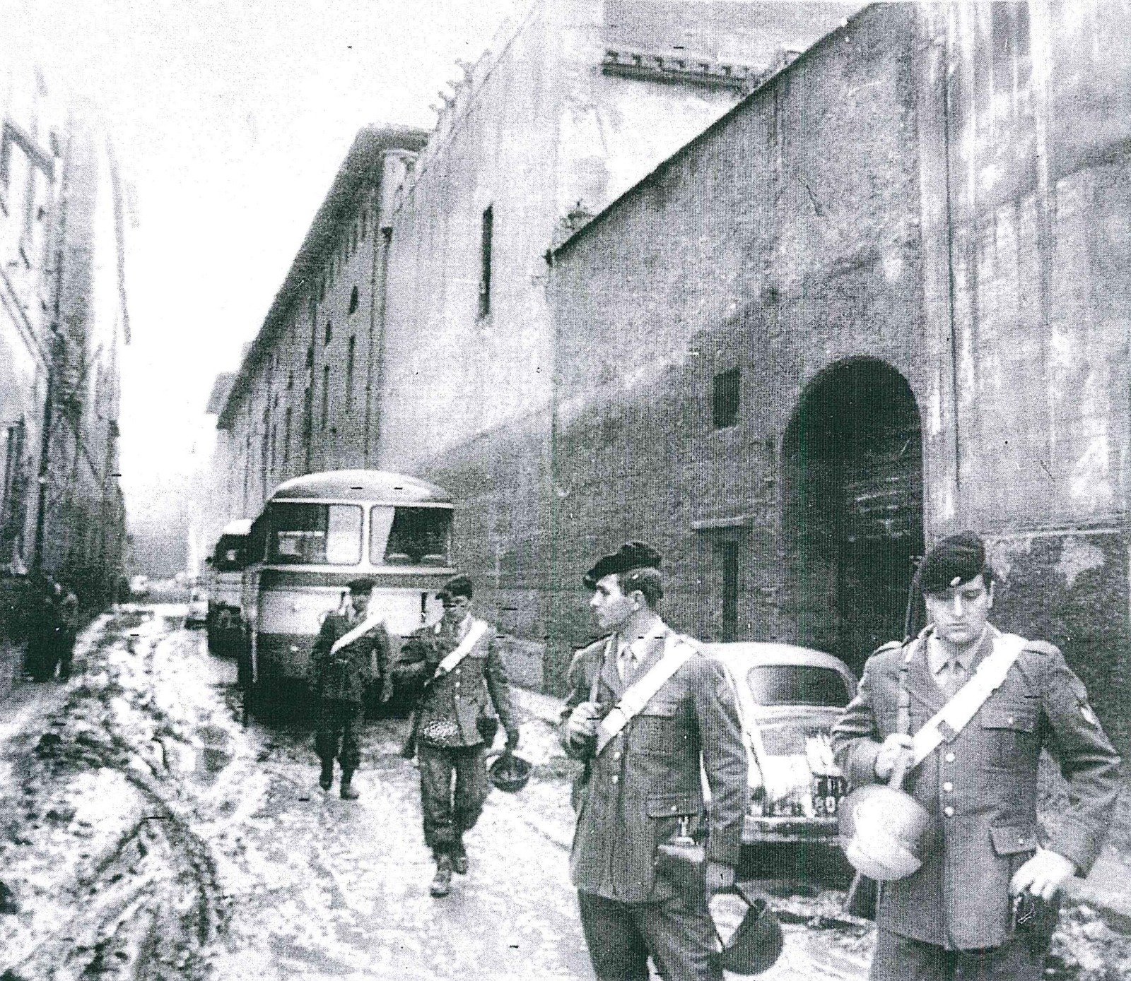Angeli del fango omaggio ai Carabinieri dell'alluvione di Firenze del '66 