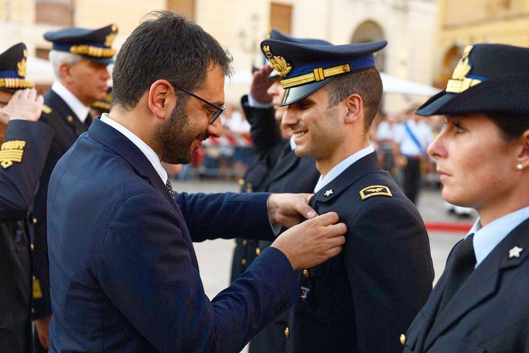 Il Sottosegretario di Stato Angelo Tofalo Consegna l Aquila Turrita agli allievi dell’Aeronautica
