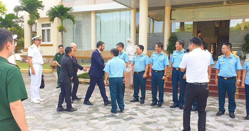 Primo giorno in Vietnam il Sottosegretario di Stato alla Difesa Angelo Tofalo visita la Vietnam Helicopter Corporation