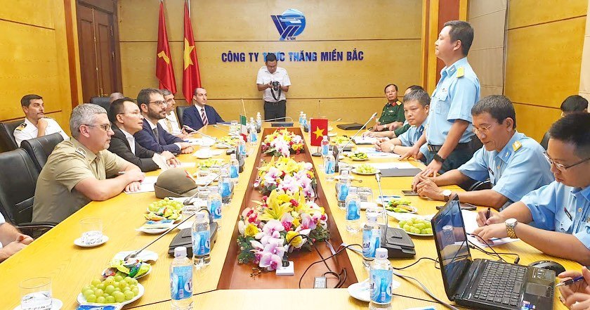 Primo giorno in Vietnam il Sottosegretario di Stato alla Difesa Angelo Tofalo visita la Vietnam Helicopter Corporation