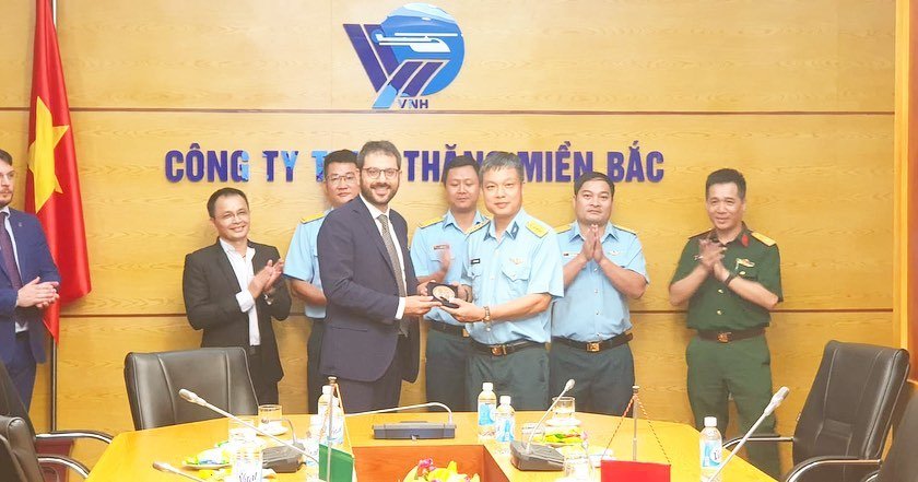 Primo giorno in Vietnam il Sottosegretario di Stato alla Difesa Angelo Tofalo visita la Vietnam Helicopter Corporation