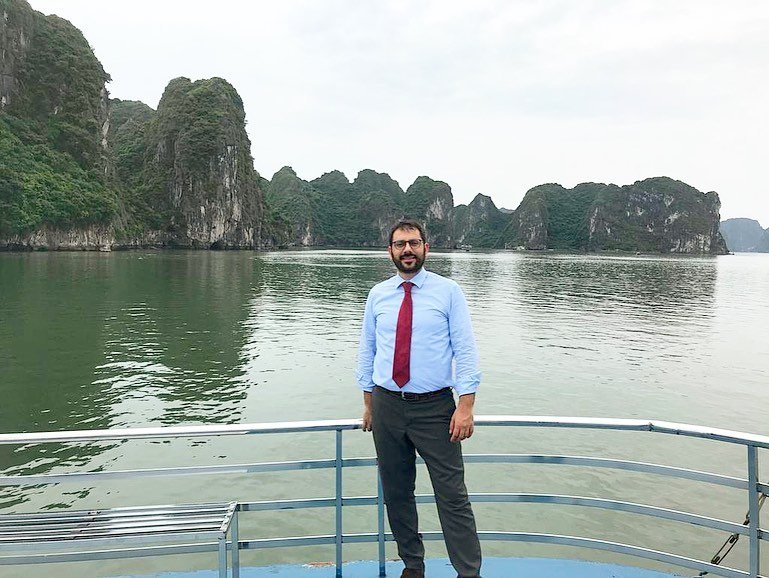 nel secondo giorno in Vietnam il Sottosegretario di Stato alla DIfesa Angelo Tofalo ha visitato la Baia di Ha Long nel golfo del Tonchino