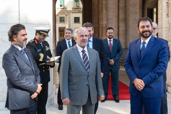 Il Sottosegretario di Stato alla Difesa Angelo con Abdullah Bin Abdulaziz Al Rabeeah, Consigliere del Re dell’Arabia Saudita e Supervisore Generale del Centro Re Salman Tofalo Il Sottosegretario di Stato alla Difesa Angelo con Abdullah Bin Abdulaziz Al Rabeeah, Consigliere del Re dell’Arabia Saudita e Supervisore Generale del Centro Re Salman Tofalo