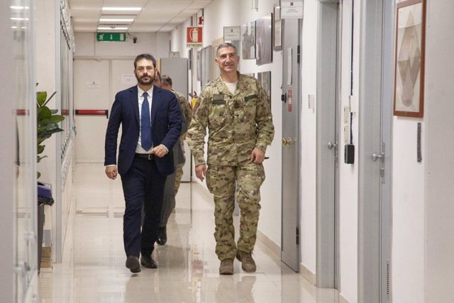 Angelo Tofalo con il Generale di Divisione Aerea Nicola Lanza de Cristoforis fa visita al Comando interforze per le Operazioni delle Forze Speciali (COFS) Angelo Tofalo con il Generale di Divisione Aerea Nicola Lanza de Cristoforis fa visita al Comando interforze per le Operazioni delle Forze Speciali (COFS)
