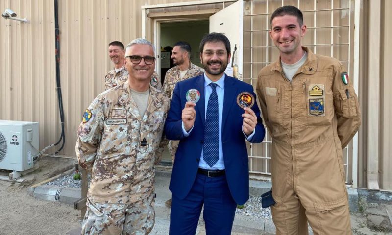 Il Sottosegretario di Stato alla Difesa Angelo Tofalo visita la Task Force Air in Kuwait (1)