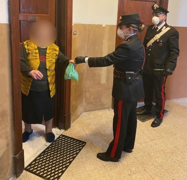 Anziana telefona in caserma i Carabinieri le portano le medicine