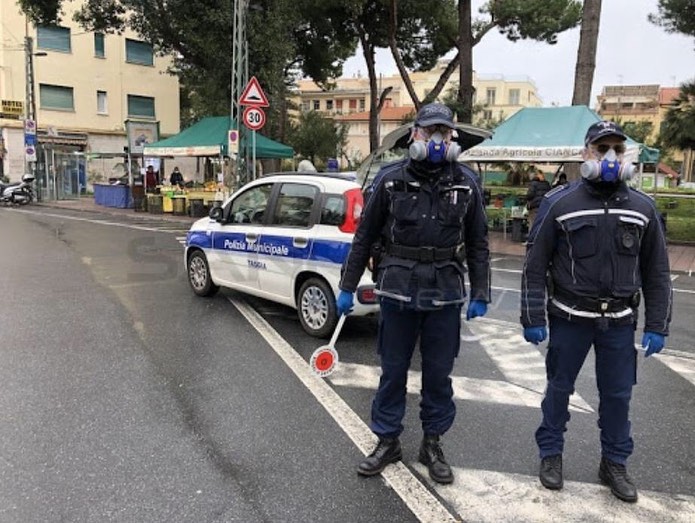 Continuano i controlli di polizia per il contenimento del contagio COVID-19 (1)