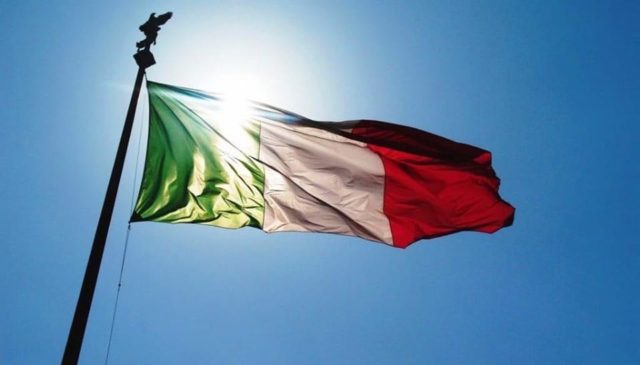 bandiera italia napoli-poliziotto-tenta-di-sventare-una-rapina-travolto-e-ucciso