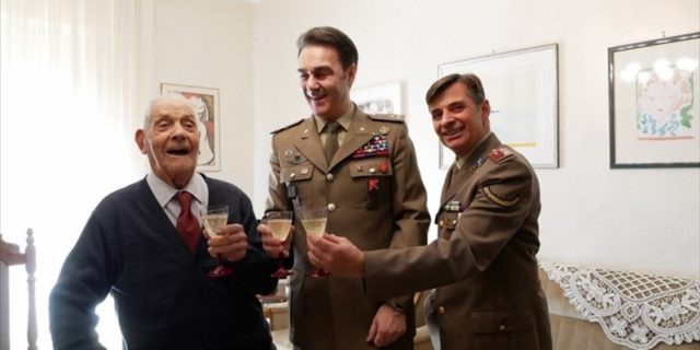 Il Sottosegretario di Stato alla Difesa Angelo Tofalo Saluta il Maresciallo Vitantonio Vasti
