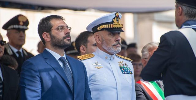 Il Sottosegretario di Stato alla Difesa Angelo Tofalo accanto al Capo di Stato Maggiore della Marina Militare Cavo Dragone