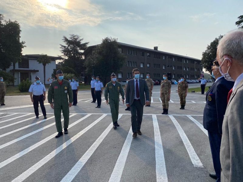 Angelo Tofalo ad Istrana all'alzabandiera con il 51esimo stormo