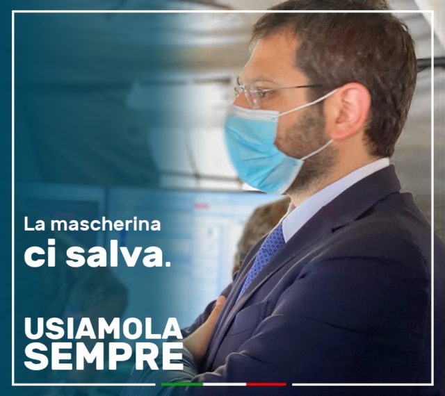Angelo Tofalo indossa la mascherina