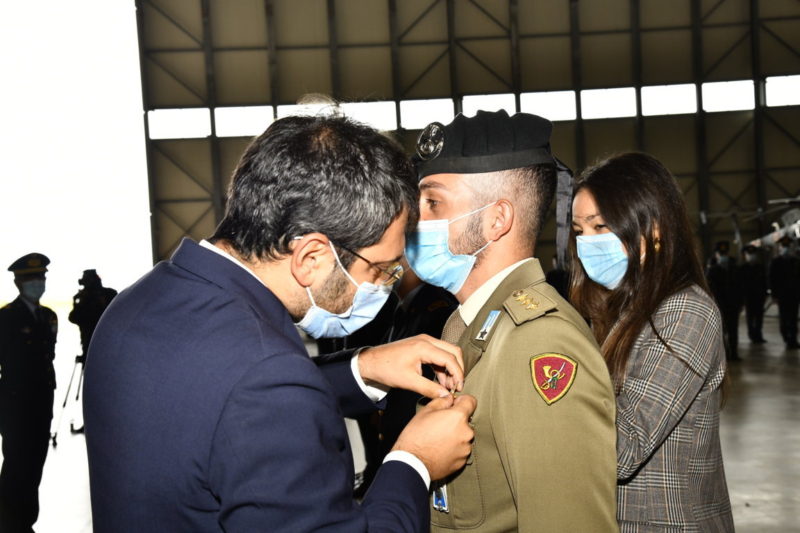 Angelo tofalo consegna aquila turrita aeronautica militare