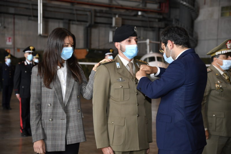 Angelo tofalo consegna aquila turrita aeronautica militare