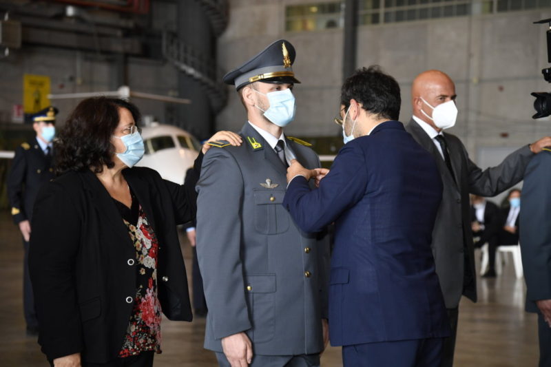 Angelo tofalo consegna aquila turrita aeronautica militare