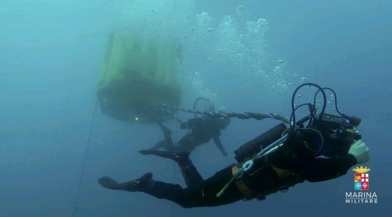 Ecoballe nel Golfo di Follonica Marina Militare in azione per recuperarle (3)