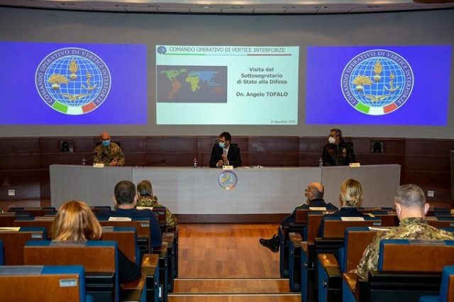 Comando Operativo di vertice Interforze (COI) Angelo Tofalo partecipa al briefing (1)