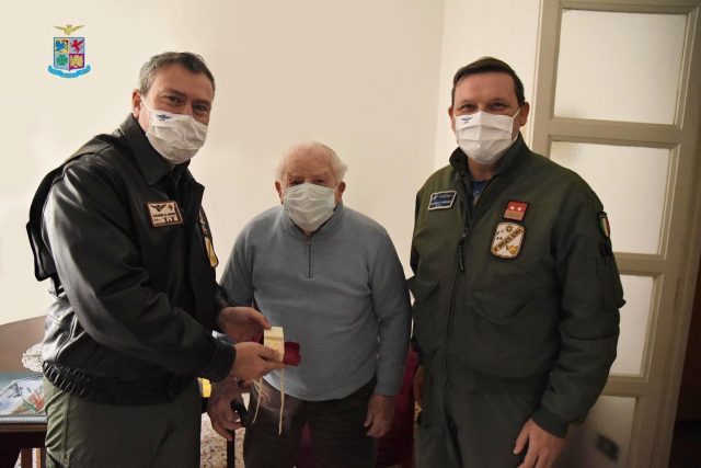 Sono solo i Carabinieri a casa del 94enne per il brindisi Natalizio Sono solo i Carabinieri a casa del 94enne per il brindisi Natalizio