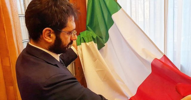 angelo tofalo osserva la bandiera dell'italia