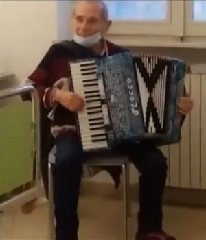 aplino suona fisarmonica nel reparto covid