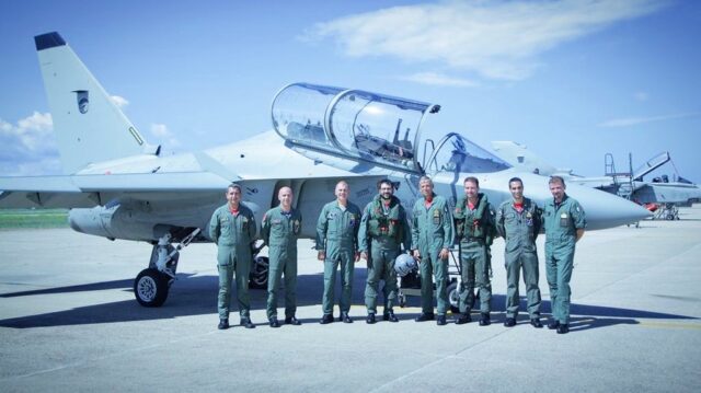 Angelo Tofalo vola con l'Aeronautica Militare